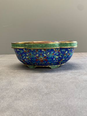 A Chinese Canton enamel blue-ground jardinière, Qianlong — 照片 3