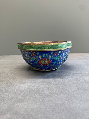A Chinese Canton enamel blue-ground jardinière, Qianlong — 照片 4