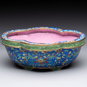 A Chinese Canton enamel blue-ground jardinière, Qianlong — 照片 1