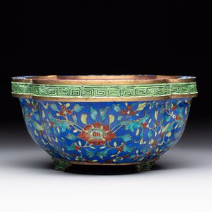 A Chinese Canton enamel blue-ground jardinière, Qianlong — 照片 3
