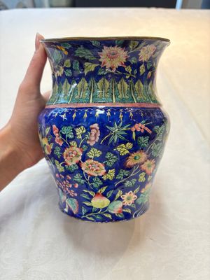 A Chinese Canton enamel blue-ground jug and a rare pink-ground ewer, Qianlong/Jiaqing — 照片 2