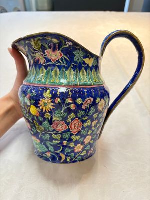 A Chinese Canton enamel blue-ground jug and a rare pink-ground ewer, Qianlong/Jiaqing — 照片 3