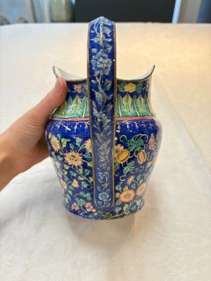 A Chinese Canton enamel blue-ground jug and a rare pink-ground ewer, Qianlong/Jiaqing — 照片 4