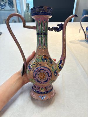 A Chinese Canton enamel blue-ground jug and a rare pink-ground ewer, Qianlong/Jiaqing — 照片 7