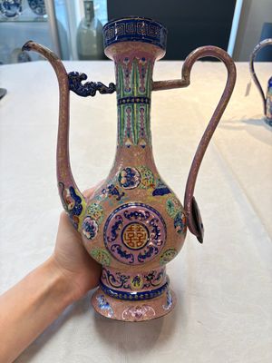 A Chinese Canton enamel blue-ground jug and a rare pink-ground ewer, Qianlong/Jiaqing — 照片 9