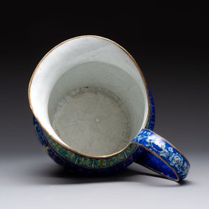 A Chinese Canton enamel blue-ground jug and a rare pink-ground ewer, Qianlong/Jiaqing — 照片 11