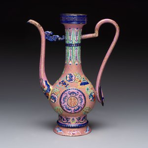 A Chinese Canton enamel blue-ground jug and a rare pink-ground ewer, Qianlong/Jiaqing — 照片 2