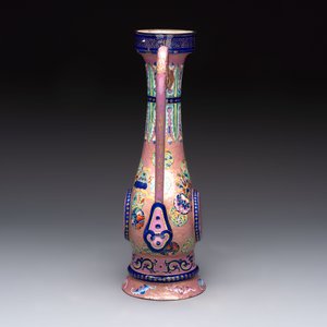 A Chinese Canton enamel blue-ground jug and a rare pink-ground ewer, Qianlong/Jiaqing — 照片 3