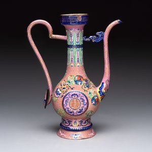 A Chinese Canton enamel blue-ground jug and a rare pink-ground ewer, Qianlong/Jiaqing — 照片 4