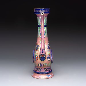 A Chinese Canton enamel blue-ground jug and a rare pink-ground ewer, Qianlong/Jiaqing — 照片 5