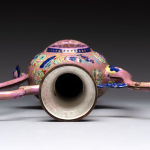 A Chinese Canton enamel blue-ground jug and a rare pink-ground ewer, Qianlong/Jiaqing — 照片 6