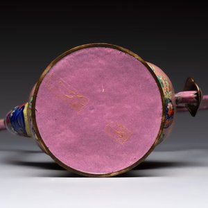 A Chinese Canton enamel blue-ground jug and a rare pink-ground ewer, Qianlong/Jiaqing — 照片 7