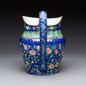A Chinese Canton enamel blue-ground jug and a rare pink-ground ewer, Qianlong/Jiaqing — 照片 9