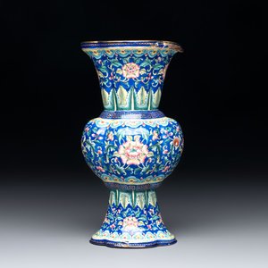 A Chinese Canton enamel blue-ground quadrifoil vase, Jiaqing — photo 1