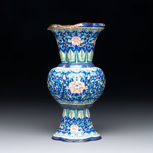 A Chinese Canton enamel blue-ground quadrifoil vase, Jiaqing — photo 2