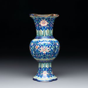 A Chinese Canton enamel blue-ground quadrifoil vase, Jiaqing — photo 4