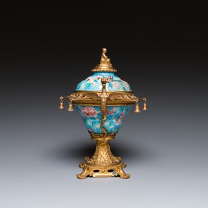 A Chinese Canton enamel bowl and cover with fine gilt bronze mount, Jiaqing — photo 2