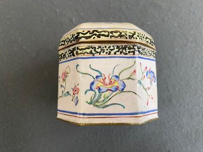 A Chinese Canton enamel box and cover with floral design, Yongzheng/Qianlong — 照片 3