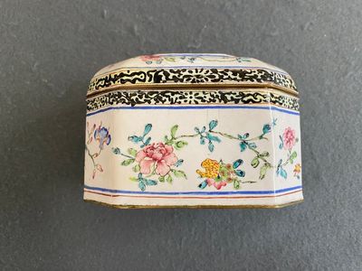 A Chinese Canton enamel box and cover with floral design, Yongzheng/Qianlong — 照片 4