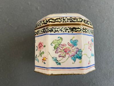 A Chinese Canton enamel box and cover with floral design, Yongzheng/Qianlong — 照片 5