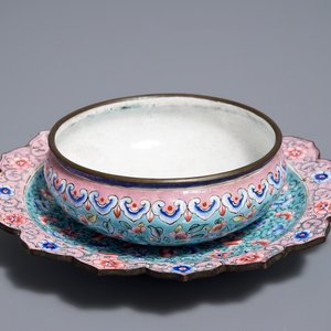 A Chinese Canton enamel brush washer on lotus-shaped stand, 18/19th C. — 照片 1