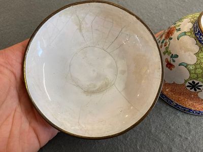 A Chinese Canton enamel covered bowl with flowers and butterflies, Yongzheng/Qianlong — 照片 4