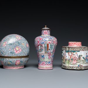 A Chinese Canton enamel covered vase, a covered bowl and a tea caddy, Qianlong — 照片 1