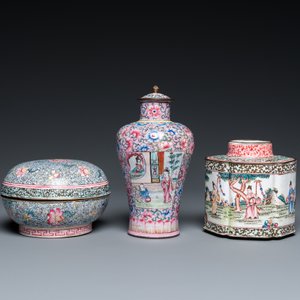 A Chinese Canton enamel covered vase, a covered bowl and a tea caddy, Qianlong — 照片 2