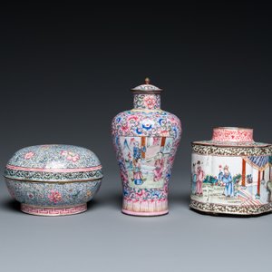 A Chinese Canton enamel covered vase, a covered bowl and a tea caddy, Qianlong — 照片 4