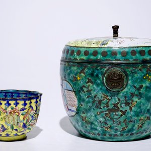 A Chinese Canton enamel cup and saucer and a covered bowl, 18/19th C. — 照片 3