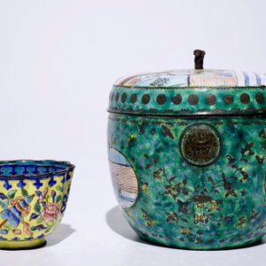 A Chinese Canton enamel cup and saucer and a covered bowl, 18/19th C. — 照片 5