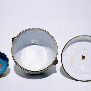 A Chinese Canton enamel cup and saucer and a covered bowl, 18/19th C. — 照片 6