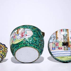 A Chinese Canton enamel cup and saucer and a covered bowl, 18/19th C. — 照片 7