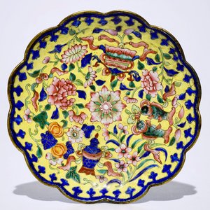 A Chinese Canton enamel cup and saucer and a covered bowl, 18/19th C. — 照片 8