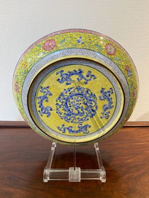 A Chinese Canton enamel dish with a lady and two boys, Yongzheng — 照片 6