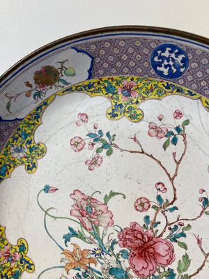 A Chinese Canton enamel dish with fine floral design, Yongzheng — 照片 3