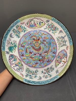 A Chinese Canton enamel 'dragon' dish, Kangxi mark, 19th C. — 照片 1