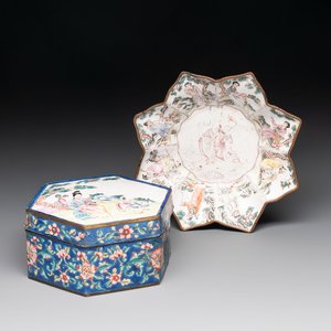 A Chinese Canton enamel 'Eight Immortals' star-shaped plate and a covered box, Qing — photo 1