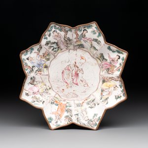 A Chinese Canton enamel 'Eight Immortals' star-shaped plate and a covered box, Qing — photo 2