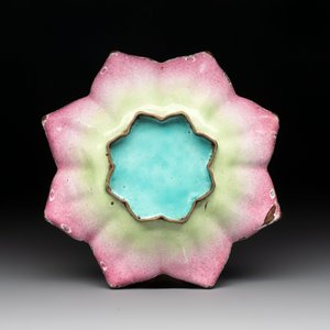 A Chinese Canton enamel 'Eight Immortals' star-shaped plate and a covered box, Qing — photo 3