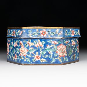 A Chinese Canton enamel 'Eight Immortals' star-shaped plate and a covered box, Qing — photo 4
