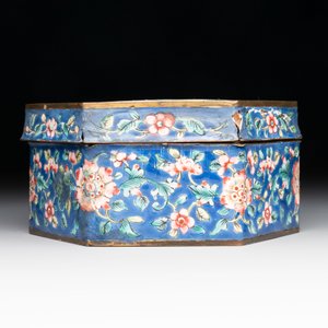 A Chinese Canton enamel 'Eight Immortals' star-shaped plate and a covered box, Qing — photo 5