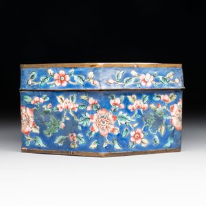 A Chinese Canton enamel 'Eight Immortals' star-shaped plate and a covered box, Qing — photo 6