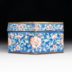 A Chinese Canton enamel 'Eight Immortals' star-shaped plate and a covered box, Qing — photo 7