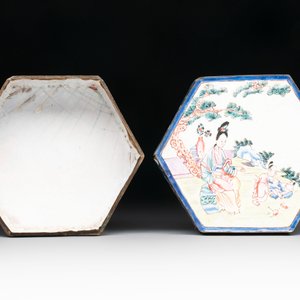 A Chinese Canton enamel 'Eight Immortals' star-shaped plate and a covered box, Qing — photo 8