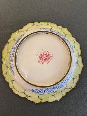 A Chinese Canton enamel 'erotical subject' plate, Yongzheng/Qianlong — photo 5