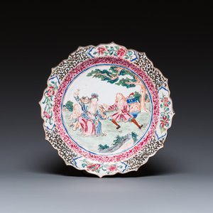 A Chinese Canton enamel 'erotical subject' plate, Yongzheng/Qianlong — photo 1