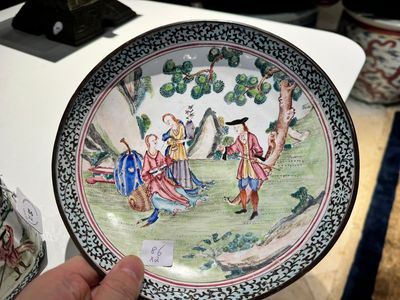 A Chinese Canton enamel 'European scene' plate and a teapot, Qianlong — 照片 2