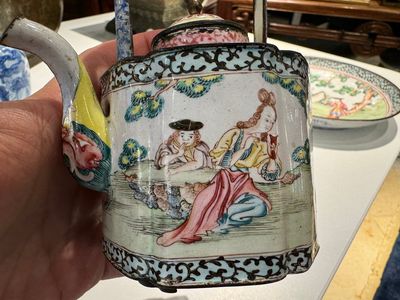 A Chinese Canton enamel 'European scene' plate and a teapot, Qianlong — 照片 7