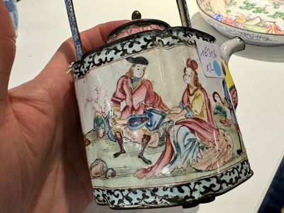 A Chinese Canton enamel 'European scene' plate and a teapot, Qianlong — 照片 10